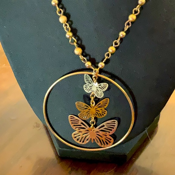 Avon butterfly necklace new - Picture 1 of 1